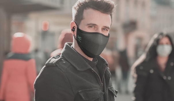 Американский стартап планирует выпустить защитные маски MaskFone со встроенной гарнитурой для звонков и музыки.
