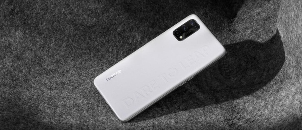 Директор по маркетингу Realme опубликовал несколько изображений, демонстрирующих дизайн новой серии смартфонов Realme Q2 с задней крышкой из кожи.