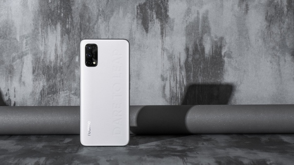 Директор по маркетингу Realme опубликовал несколько изображений, демонстрирующих дизайн новой серии смартфонов Realme Q2 с задней крышкой из кожи.